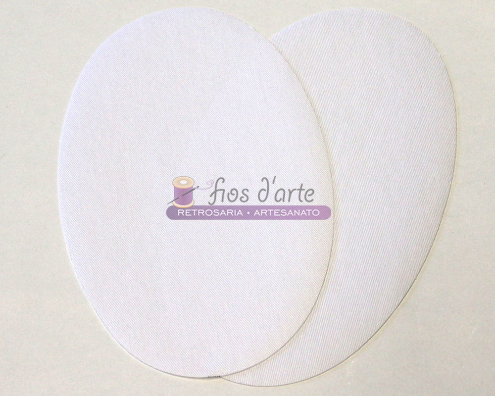 Joelheiras/ Cotoveleiras Termocolantes - branco Duas almofadas ovais brancas com textura e texto Fios d'arte RETROSARIA ARTESANATO