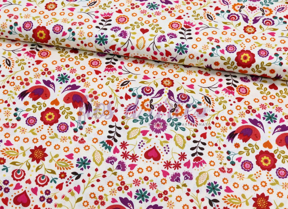 Tecido branco com padrão colorido de flores e corações