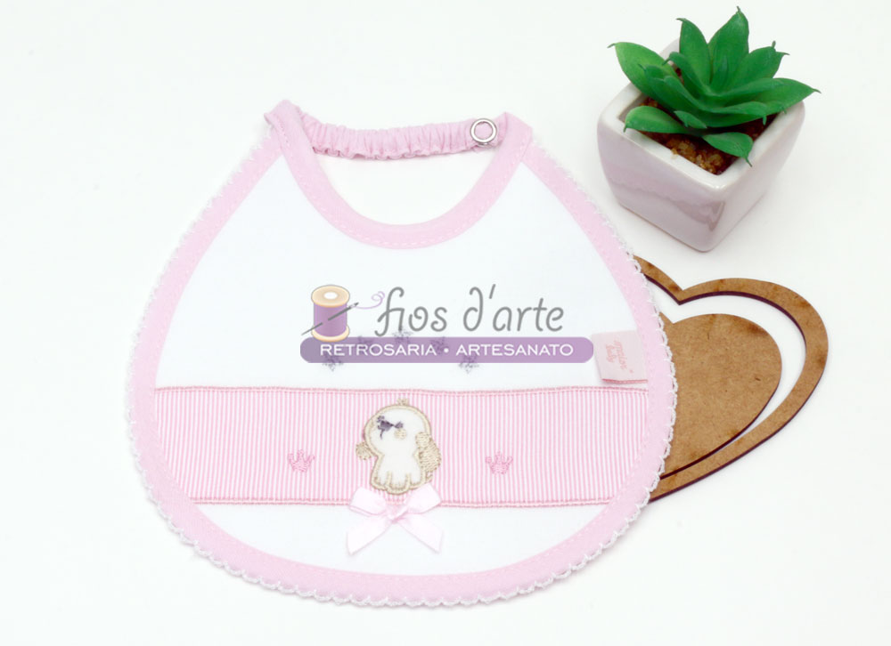 Babete Bordada Cãozinho e Estrelas (com mola) Babete branco e rosa com coelhinho, planta em vaso branco e peça de madeira em forma de coração