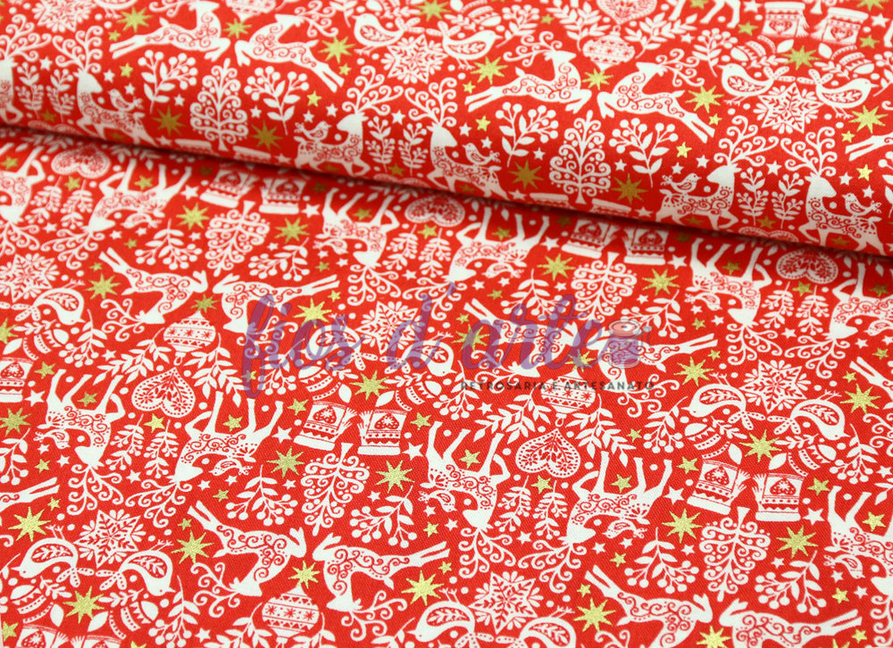 Tecido vermelho com padrão de Natal branco e dourado com renas, árvores, sinos e estrelas