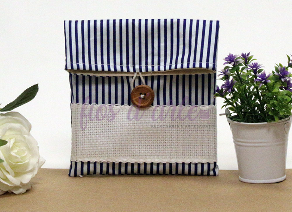 Bolsa Multiusos estampada com quadrilé para bordar ponto cruz (14x15cms) - Riscas Bolsa de tecido riscada azul e branca com botão de madeira, rosa branca e vaso com flores roxas