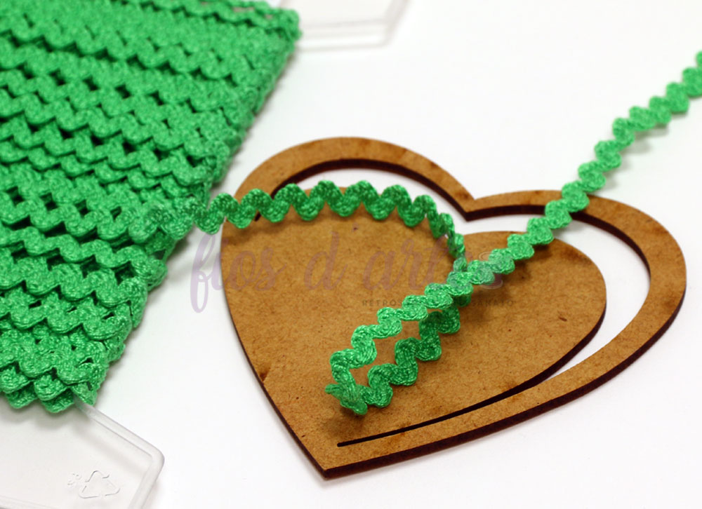 Espiguilha rendada (5mm) - verde Fita verde ondulada sobre base de corte em forma de coração em madeira