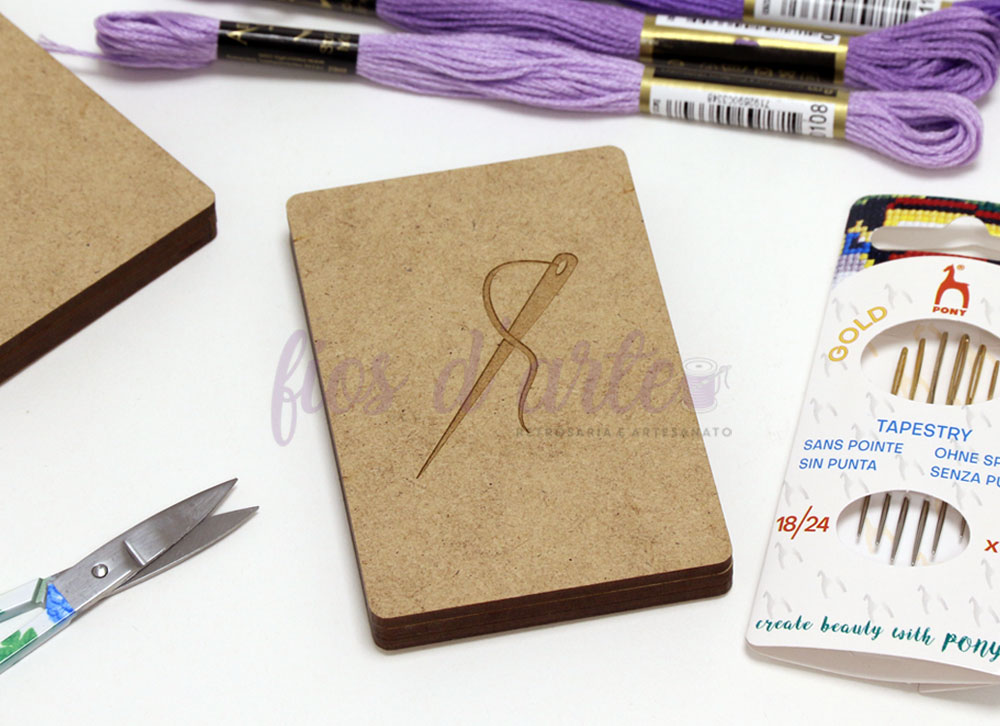 Caixa em mdf com íman para agulhas/alfinetes Materiais de artesanato: fio lilás, cartão com desenho de agulha, tesoura, embalagem de agulhas PONY.