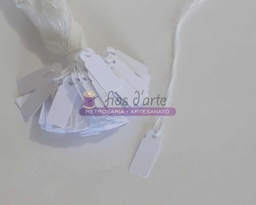 Etiquetas de papel brancas com elástico branco