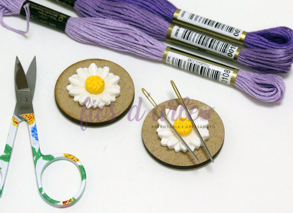 Suporte magnético para agulhas - Margarida branca Linhas roxas para bordado, agulhas, flores decorativas em cartão e tesouras coloridas para costura