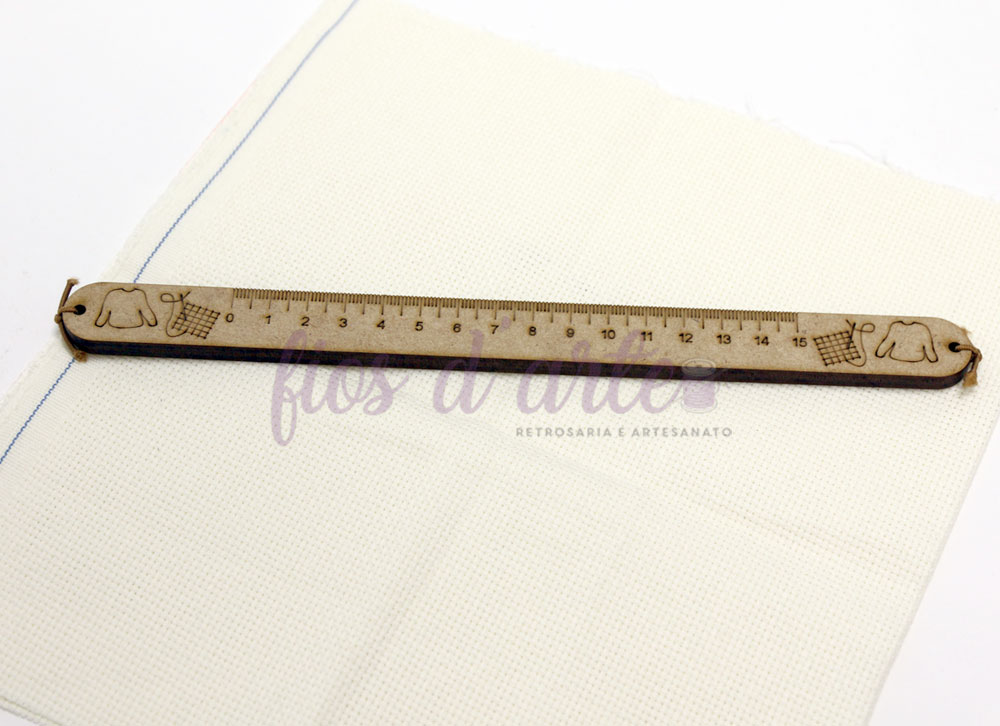Régua em mdf Régua de madeira com ilustrações de cachorros sobre pano branco