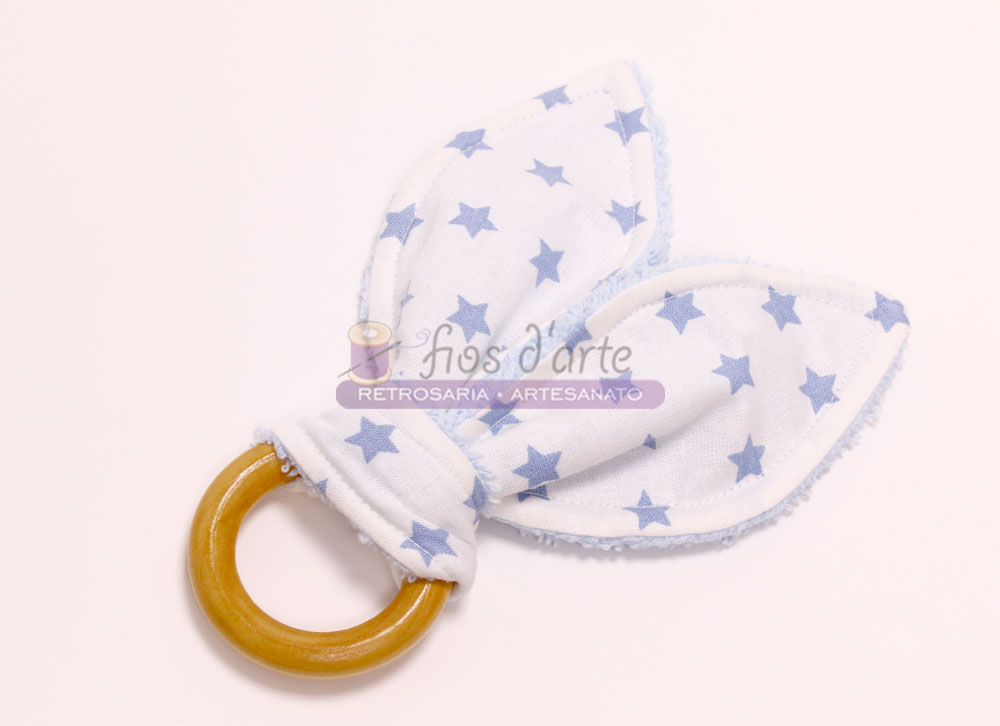 Mordedor Orelhas de Coelho (branco estrelinhas azuis) Argola de madeira com tecido branco com estrelas azuis