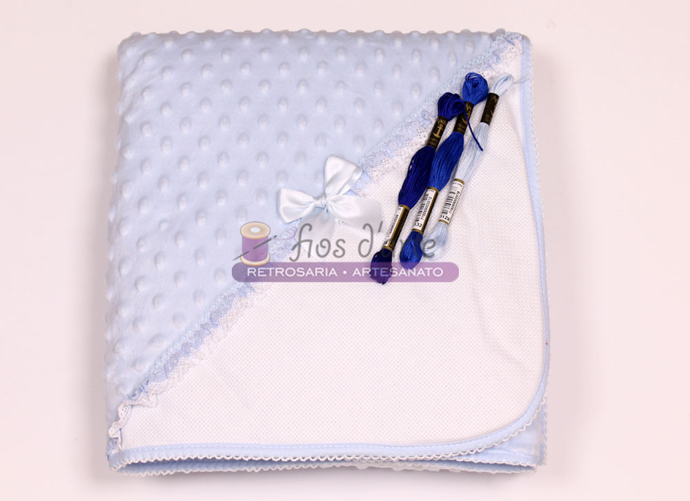 Manta de bebé em minky para bordar ponto cruz Manta azul clara com textura de bolinhas e novelos de linha azul