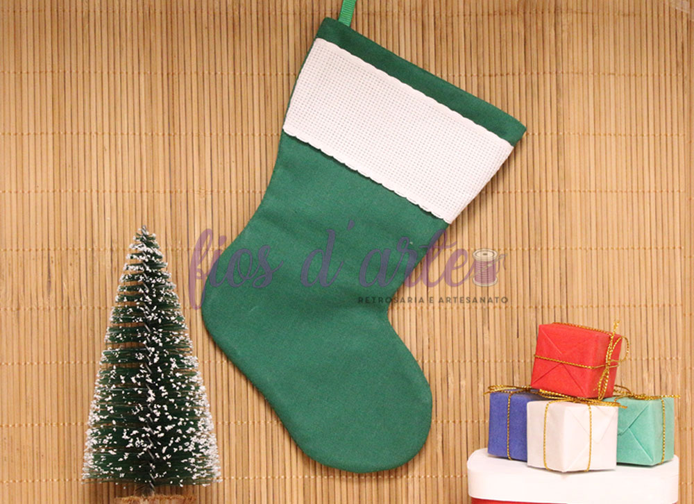 Bota/ Meia de Natal em tecido para bordar ponto cruz #19 (Fios d'arte) Meia de Natal verde com punho branco pendurada e presentes ao lado