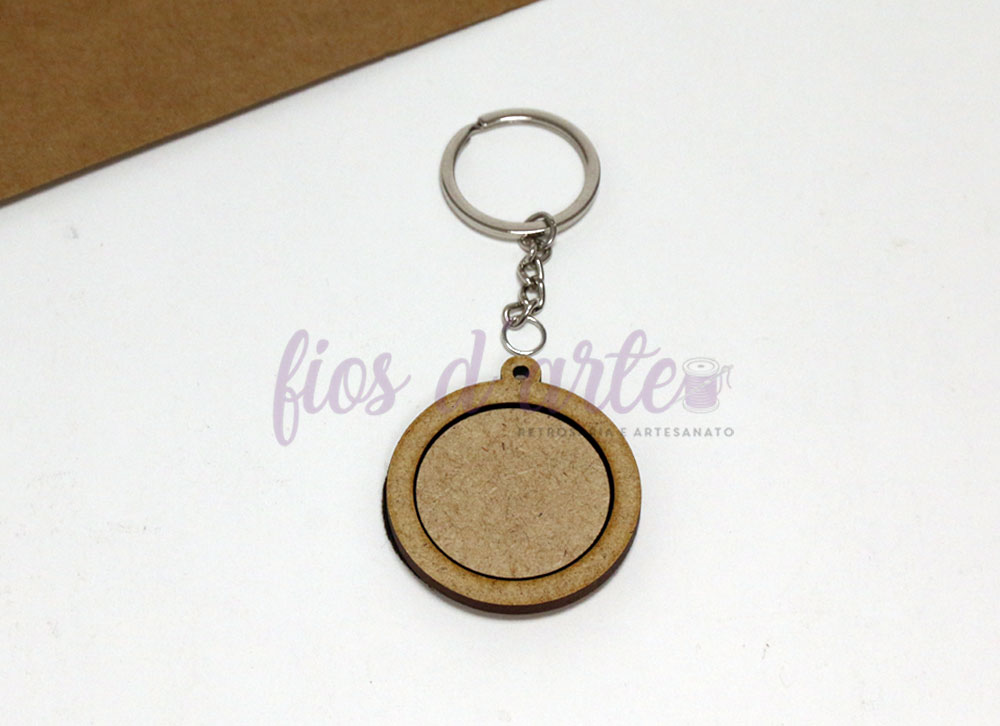 Mini Bastidor redondo em formato porta-chaves (4,5cms) Chaveiro redondo de madeira clara com argola metálica
