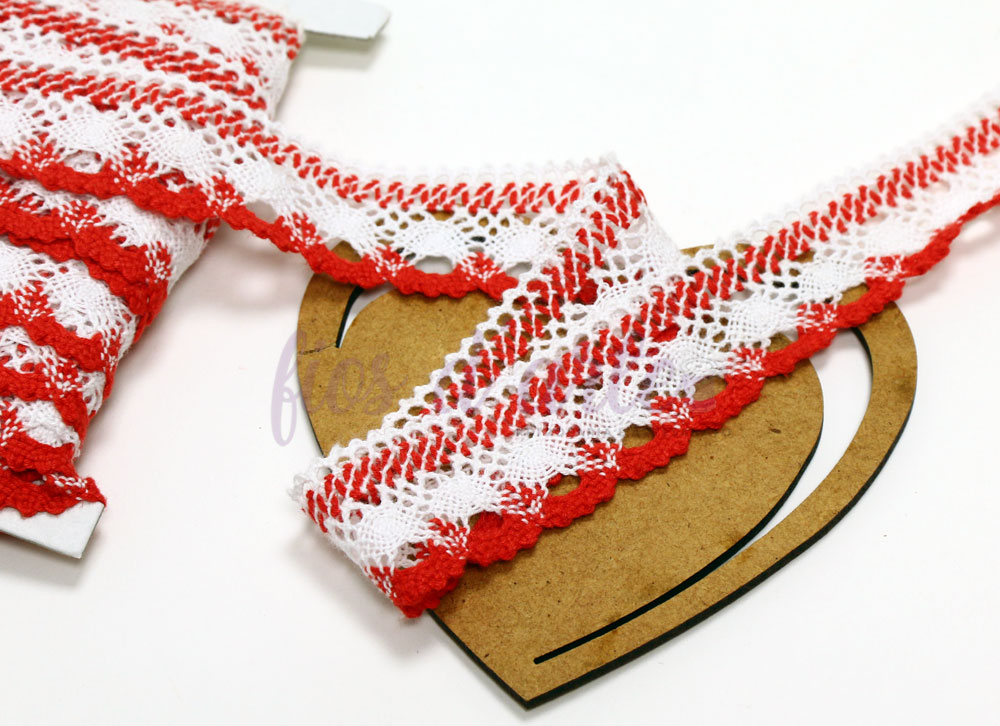 Fita rendada vermelha e branca enrolada em cartão em forma de coração