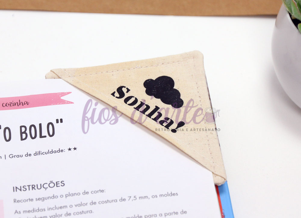 Marcador de livros de canto em tecido cru #007 (Sonha!) Marcador de página triangular bege com chapéu de cozinheiro e palavra 'Sonhar' em tecido