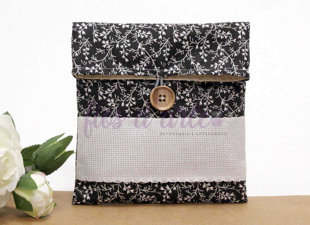 Bolsa quadrada pequena em tecido floral preto e bege com botão castanho