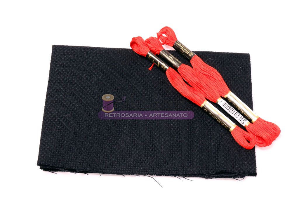 Retalho Quadrilé/ Aida médio preto #3 (39x30cms) Tecido preto com três novelos de linha vermelha para bordado