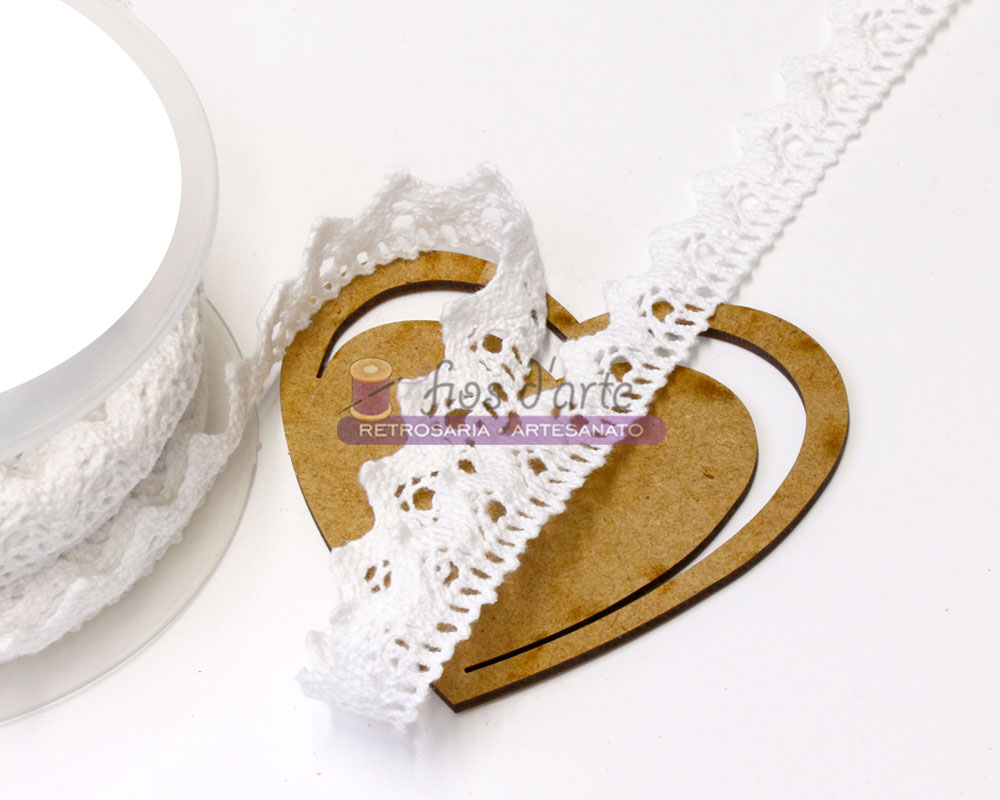 Renda com bico (20mm) - branco Rolo de renda branca de algodão com placa de madeira em forma de coração