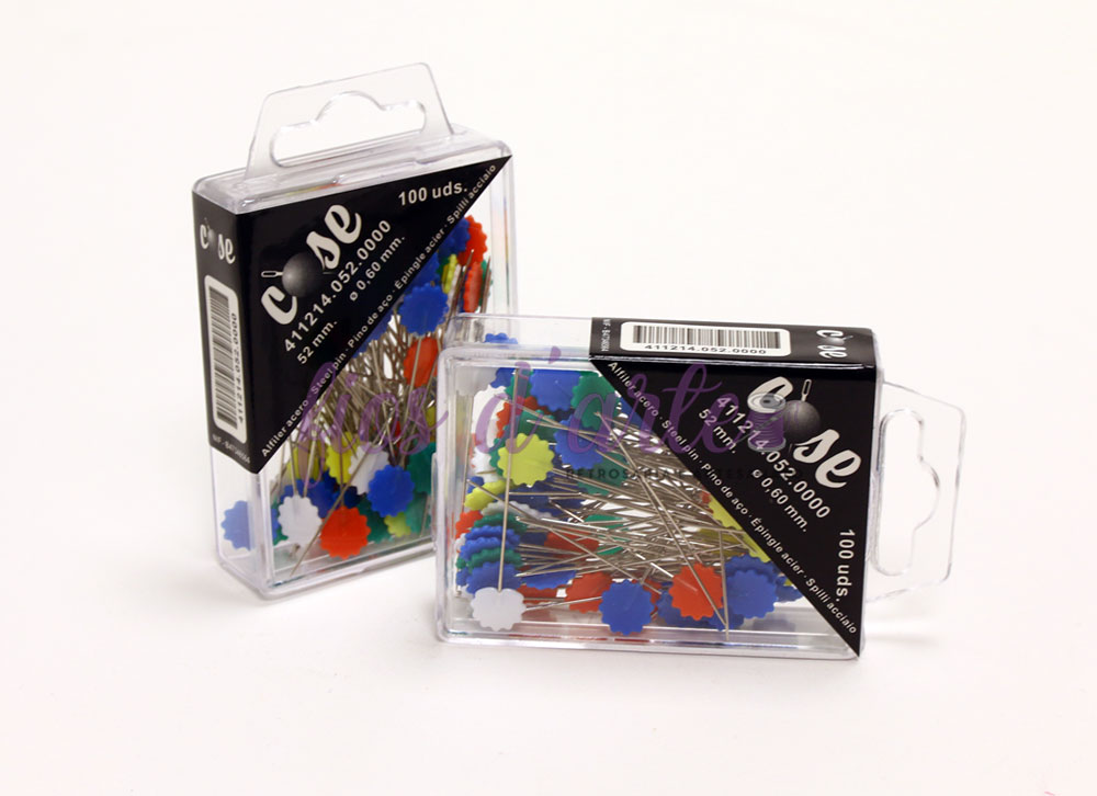 Duas caixas transparentes com alfinetes coloridos e rótulo preto da marca Close