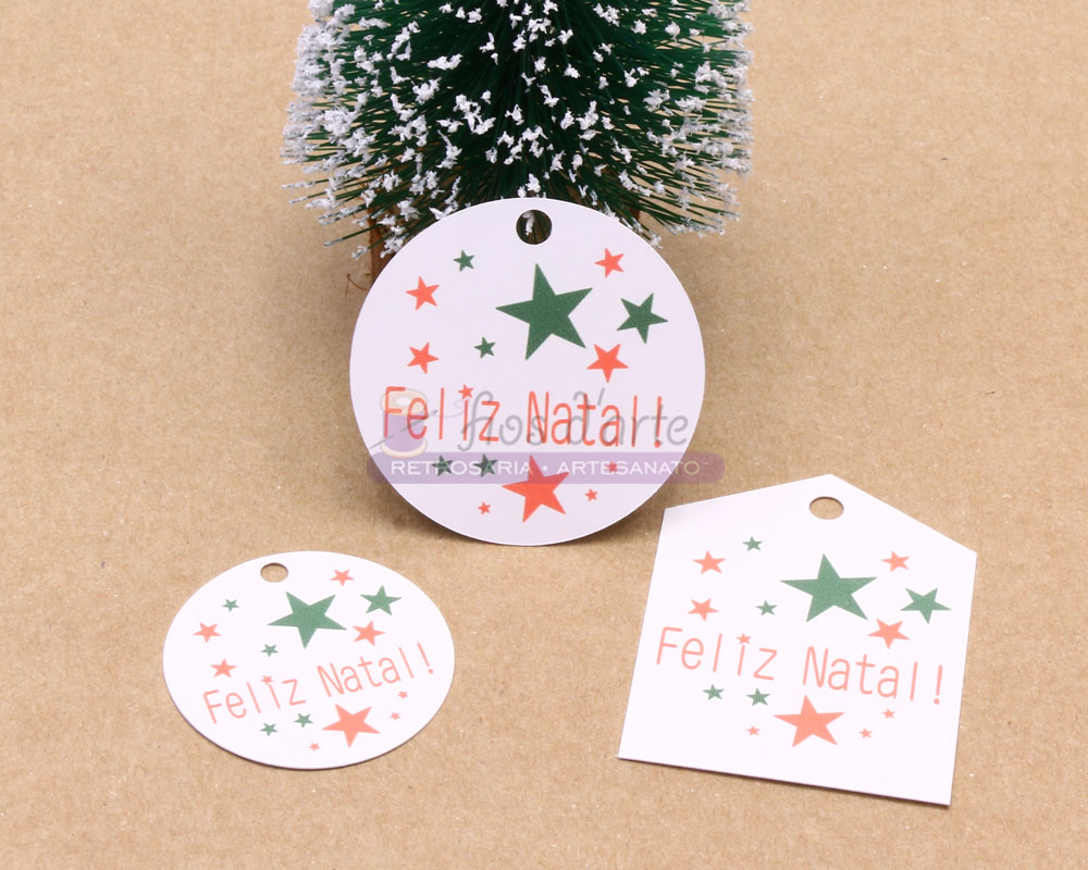 Etiquetas de Natal em papel com estrelas verdes e vermelhas e texto Feliz Natal!! em fundo castanho