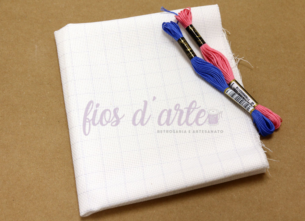Retalho Quadrilé/Aida Marcado para bordar ponto cruz #12 (25x79cms) - branco Toalha branca de tecido quadriculado com linhas de bordado azul e rosa