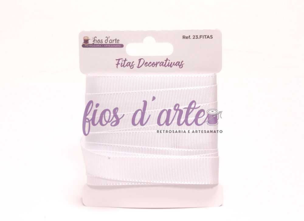 Fita decorativa branca em cartão com texto e fundo branco