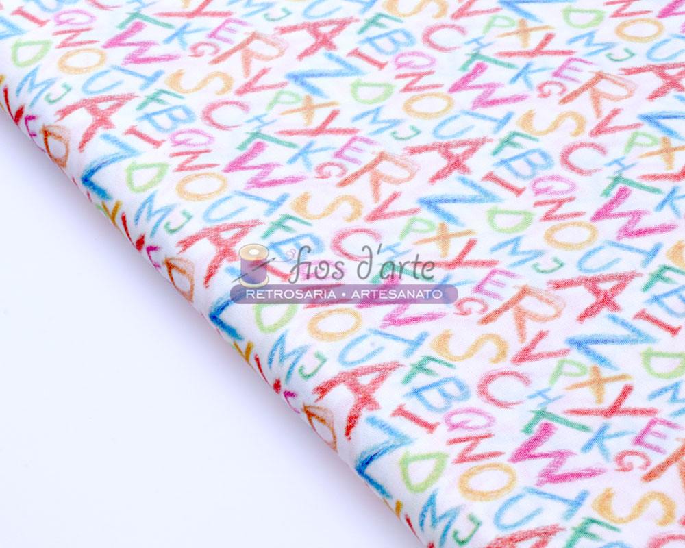 Pano branco com letras coloridas e etiqueta Fas d'artes