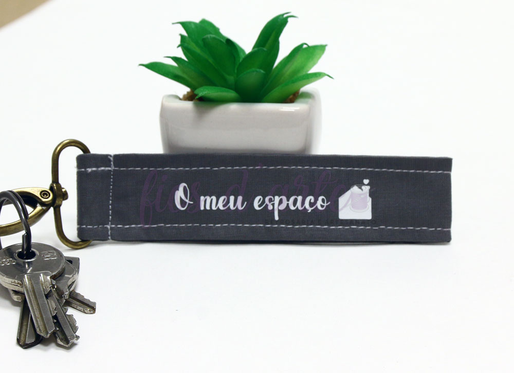 Chaveiro cinza com texto 
