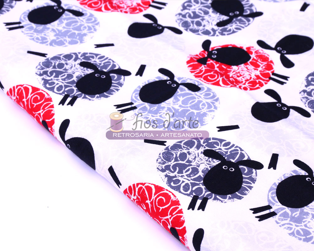 Tecido branco com padrão de ovelhas vermelhas, cinzas e pretas com detalhes decorativos