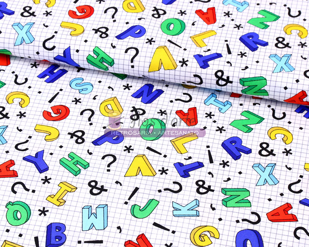 Tecido branco com letras coloridas e símbolos sobre fundo quadriculado