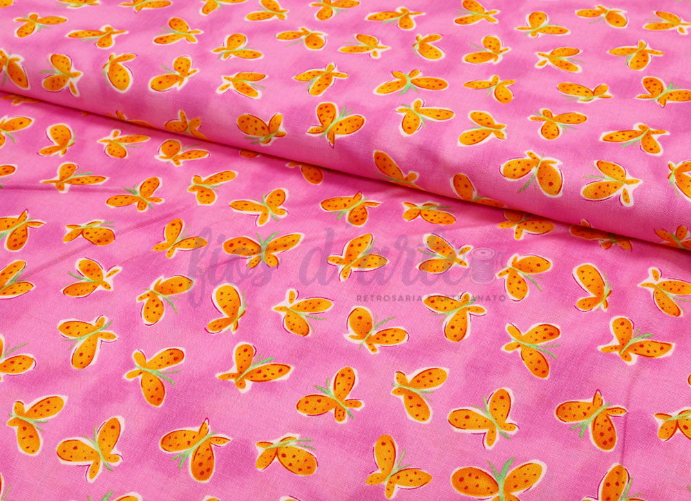 Tecido Whimsy Daisical Borboletas (Blank Quilting) - rosa/ laranja tecido rosa com borboletas laranjas desenhadas