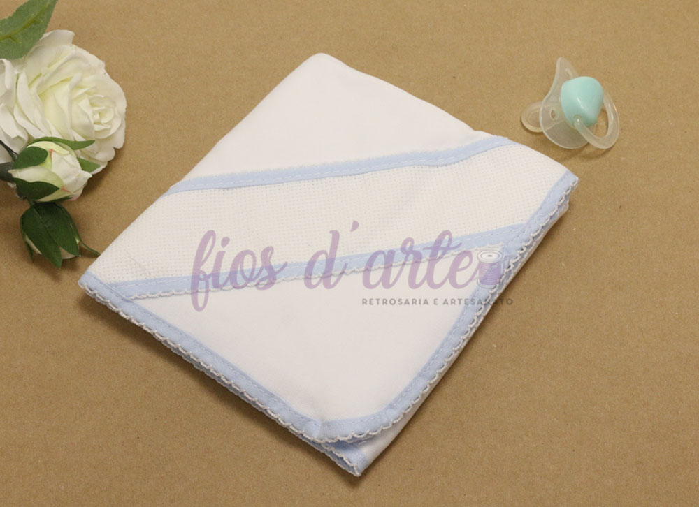 Fralda para bebé com barra para bordar ponto cruz Fralda branca com bordas azuis, flor branca e chupeta azul