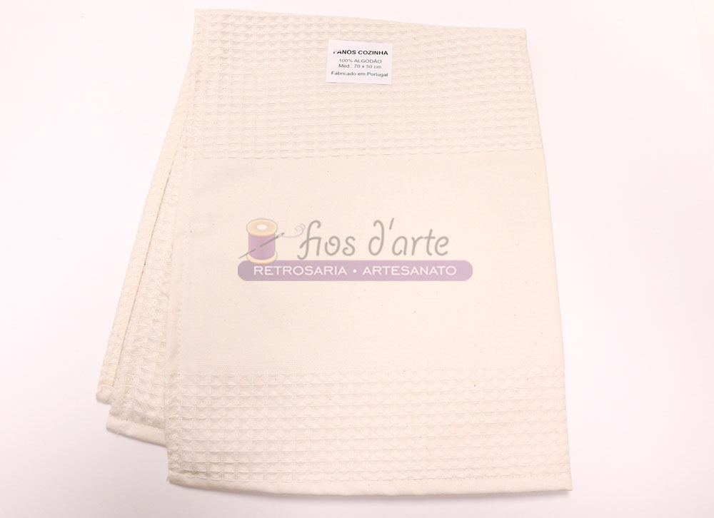 Toalha de banho creme com etiqueta branca em fundo branco