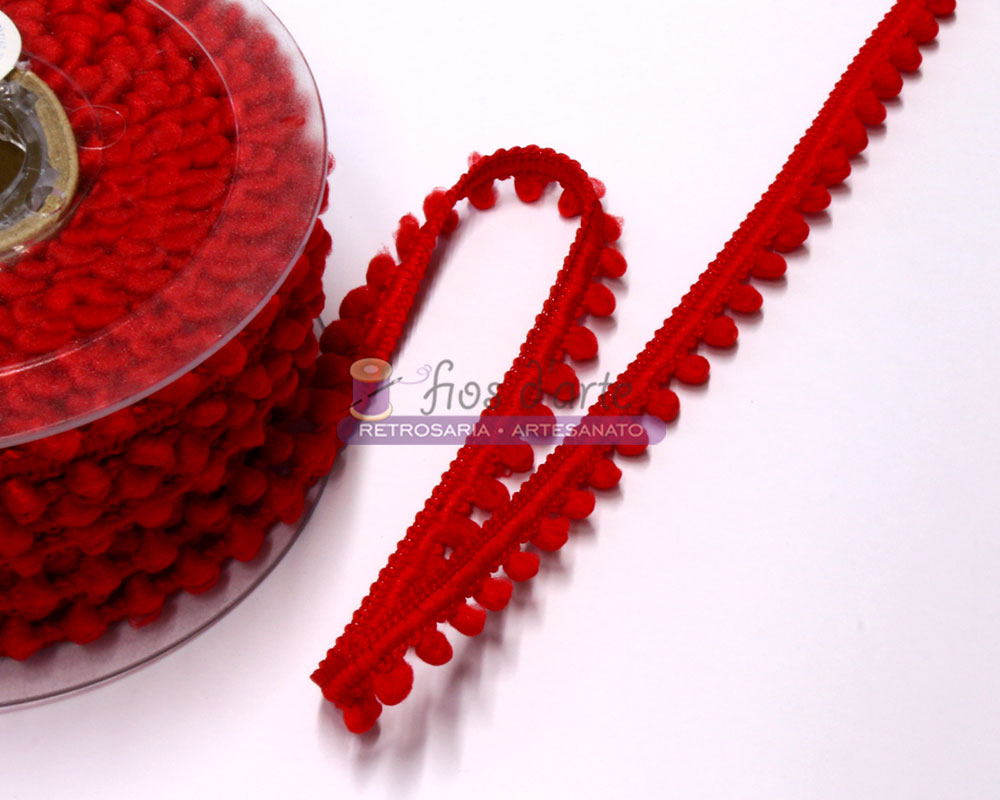 Fita Pompons (10mm) - vermelho Fio de pompom vermelho em bobina transparente com etiqueta sobre fundo branco