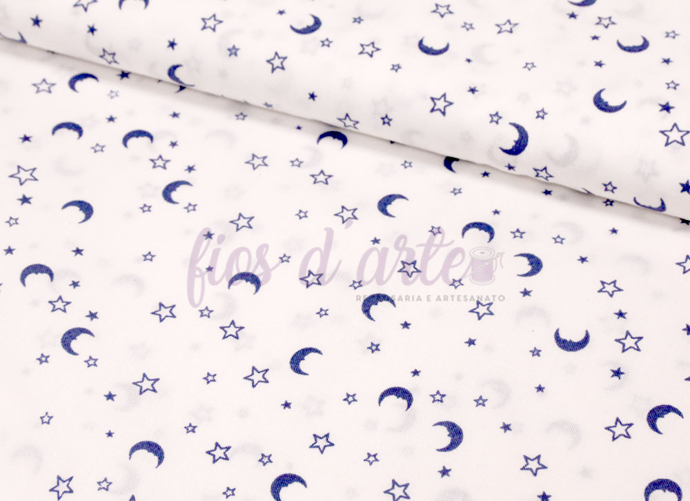 tecido branco com padrão de estrelas e luas azuis