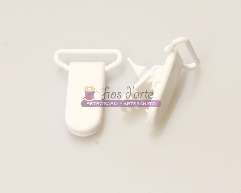 Mola de plástico para chupeta (2,6x4,2cms) - branca Clip branco simples em plástico com fundo claro e texto sobreposto.