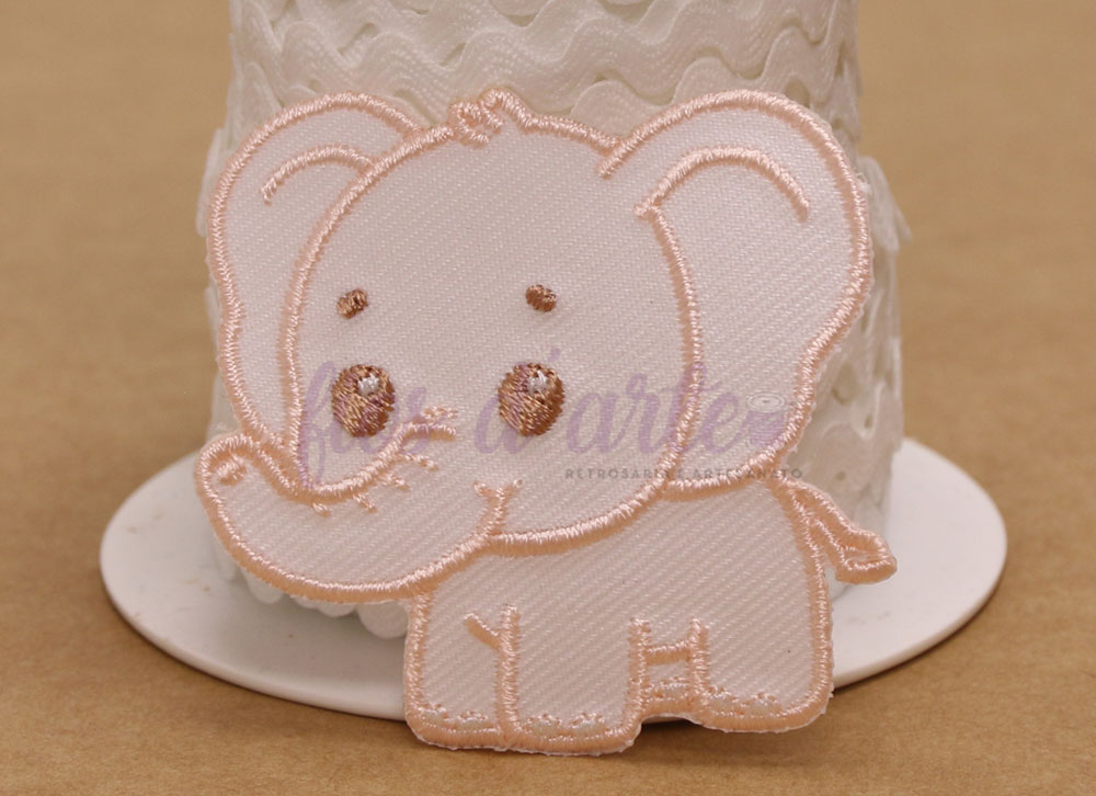 Aplicação termocolante Elefante (5x5,2cms) - rosa bebé Applique bordado em forma de elefante cor de rosa claro com contornos em rosa