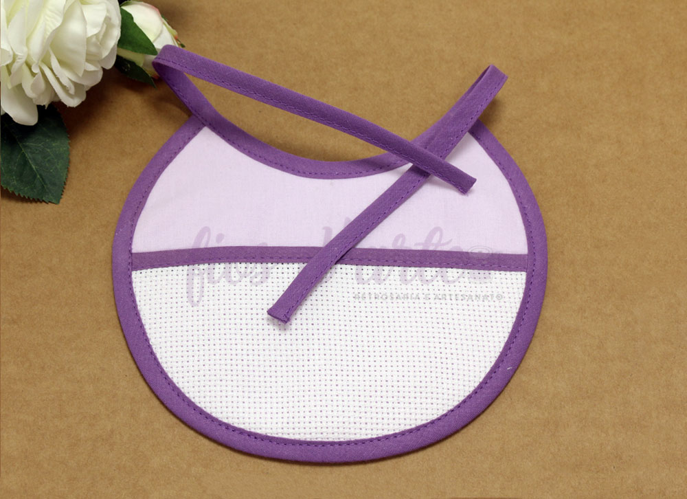 Babete redonda com turco para bordar ponto cruz - Liso (Fios d'arte) Babete para bebé redondo branco e lilás com flores ao lado