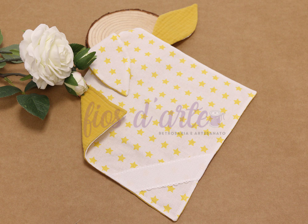 Doudou/ Naninha Orelhinhas para bordar ponto cruz #01 (Fios d'arte) Toalha de bebé amarela e branca com padrão de estrelas e flor branca ao lado