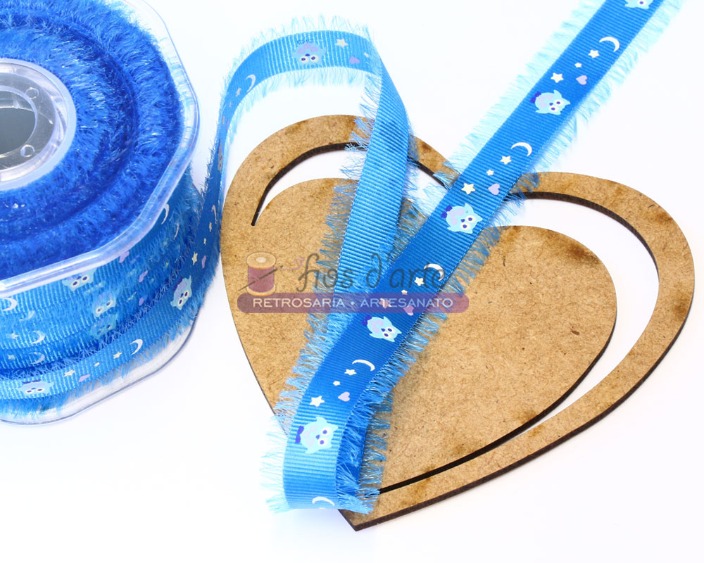 Fita decorativa azul com motivos brancos e corações de madeira