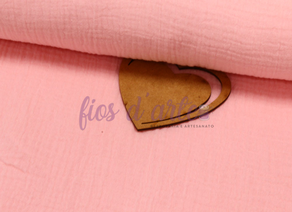 Tecido de algodão rosa com etiqueta cartão em forma de coração