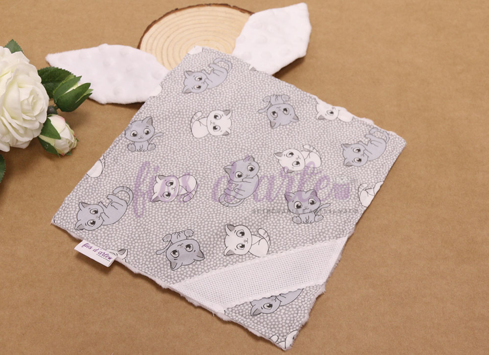 Manta quadrada cinzenta com padrões de cães e orelhas brancas