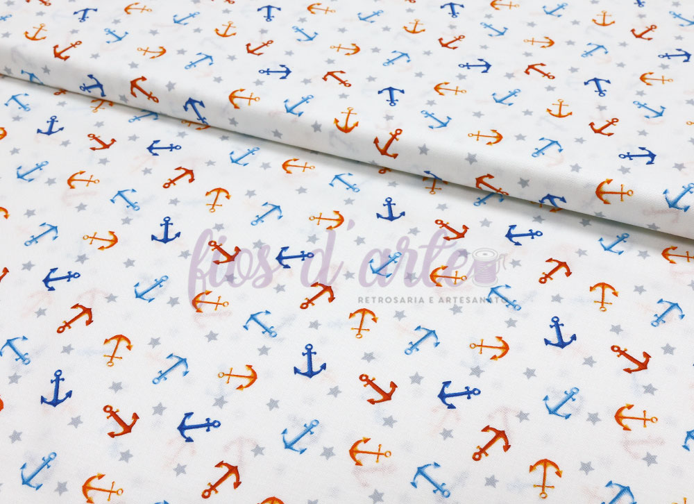 Tecido branco com padrão de âncoras coloridas e estrelas cinzentas
