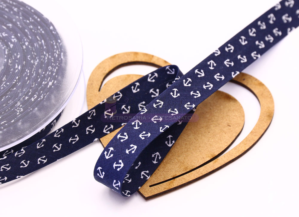 Fita viés estampada Âncoras (18mm) Fita azul-marinho com âncoras brancas sobre madeira em forma de gota e rolo de fita