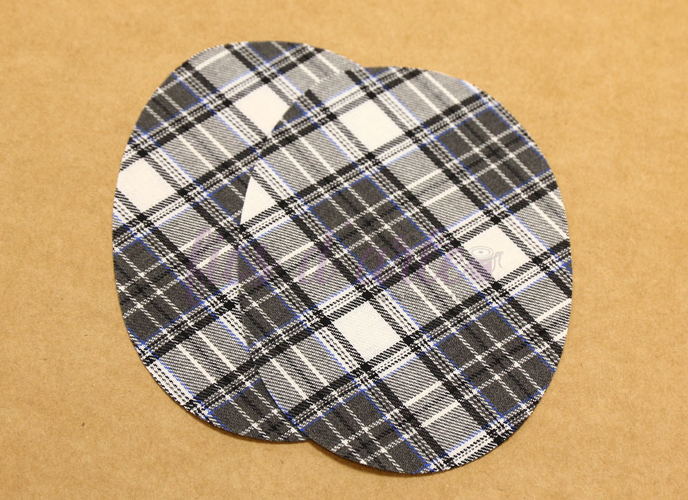 Protetores de ombro ovais em tecido xadrez preto, branco, cinza e azul