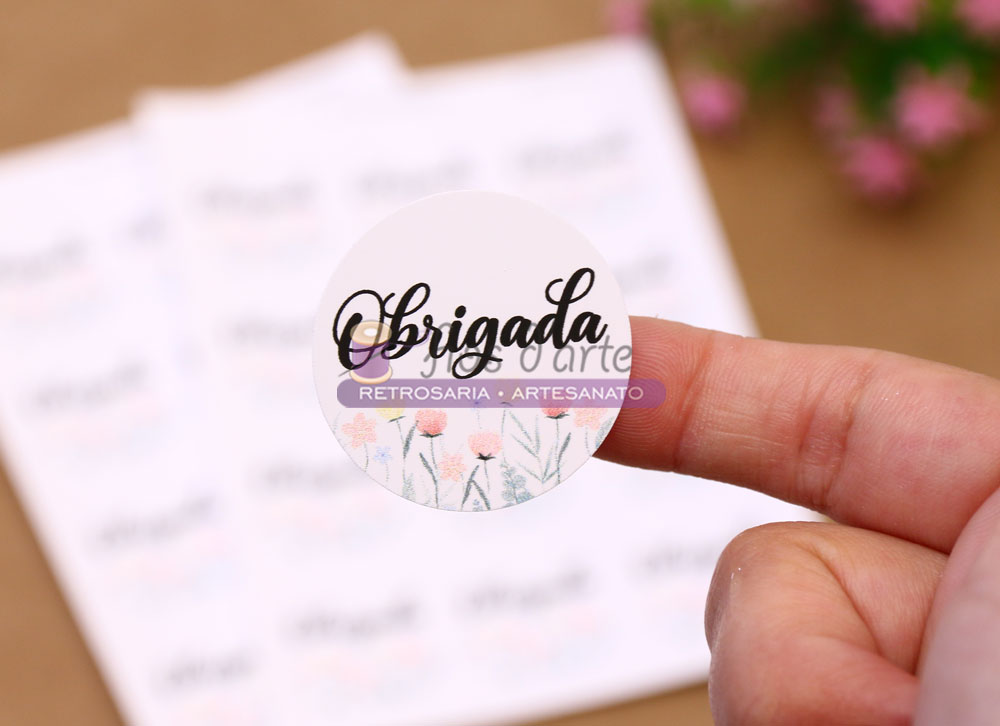 Etiqueta adesiva redonda Obrigada (Fios d'arte) Autocolante redondo com texto Obrigada e design floral