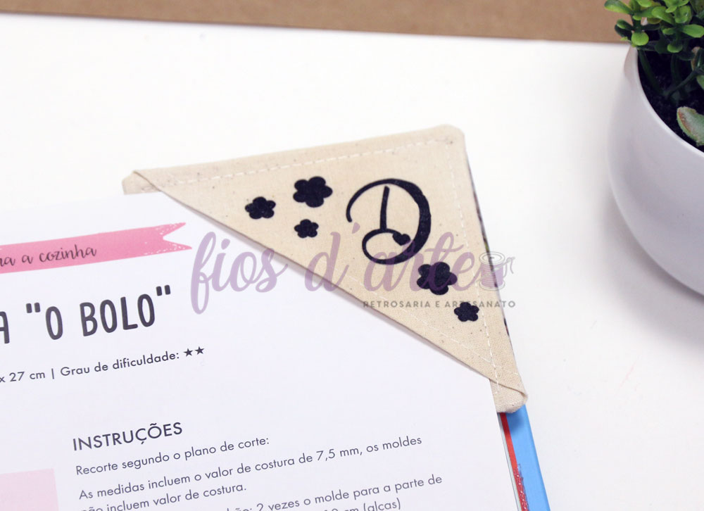 Marcador de livros de canto em tecido cru #005 (personalizável) Marcador de páginas triangular bege com flores e letra D preta