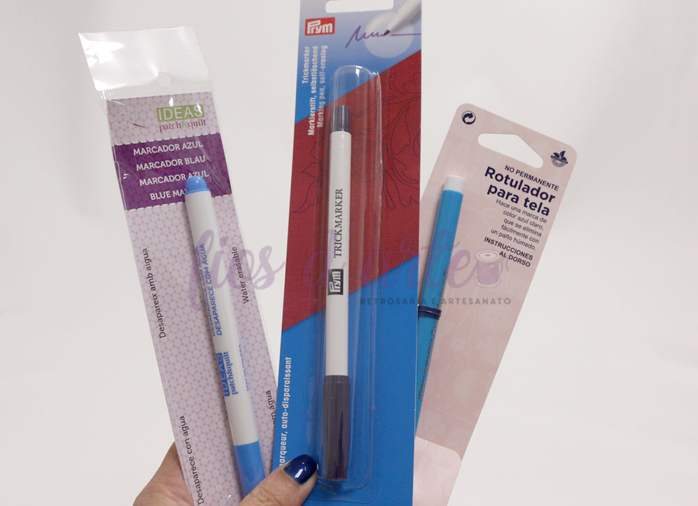 Três marcadores para tecido em embalagem individual, cores azul e preto