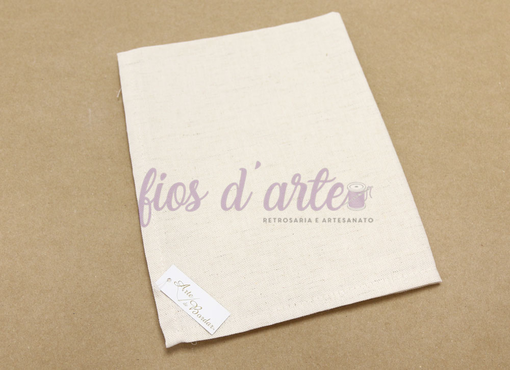 Tecido bege claro com etiqueta branca e texto 'fios d'arte' impresso