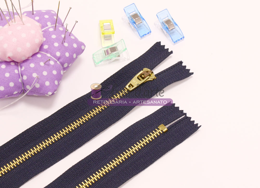 Fecho de correr malha 5mm, cremalheira metálica (16cms) Zíperes dourados com fita azul escuro, prendedores coloridos e alfineteiro lilás com bolinhas brancas