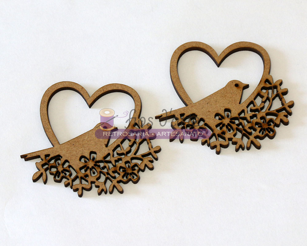 Ornamentos de madeira em forma de coração com pássaros e ramos floridos