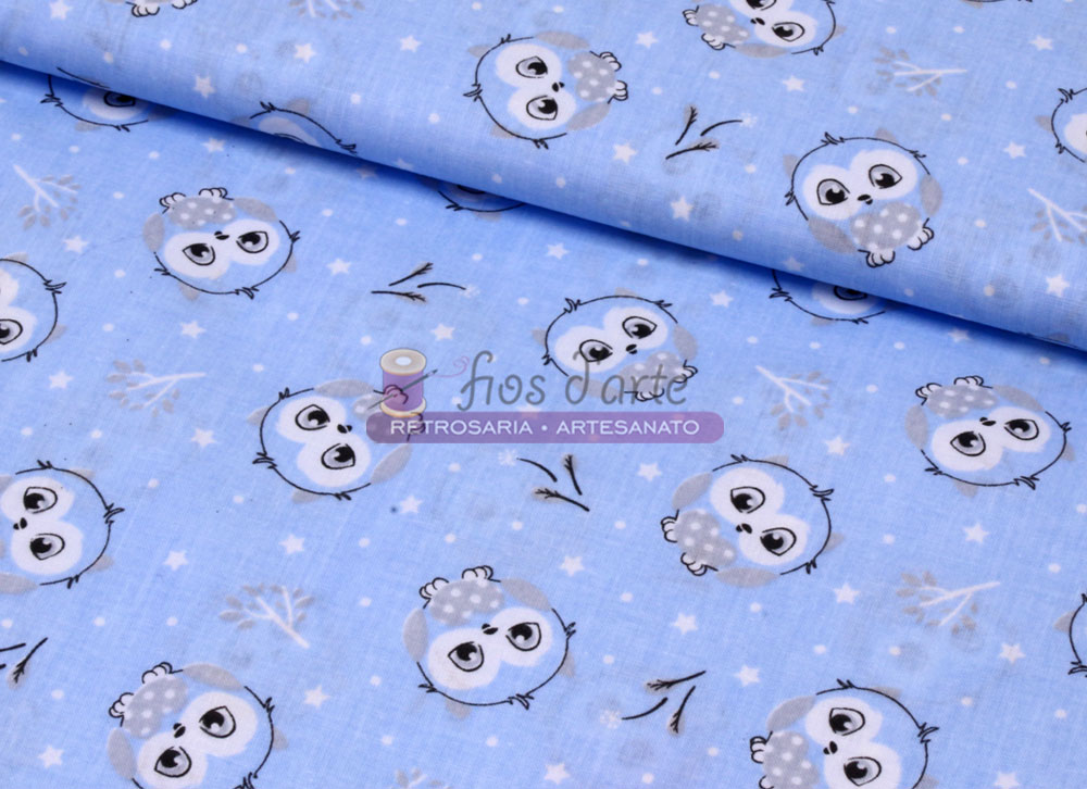 tecido azul com padrão de corujas brancas e cinzentas e folhas brancas