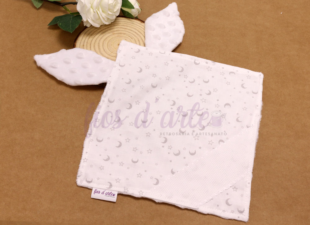 Pano de bebé branco com orelhas e padrão de luas e estrelas cinzentas